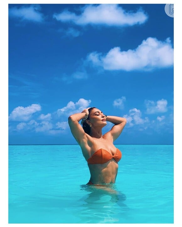 Moda praia de Juliana Paes: atriz usa biquíni laranja com top tomara que caia