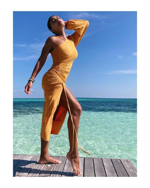 Juliana Paes exibe trends de moda praia nas Ilhas Maldivas