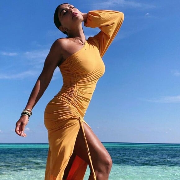 Juliana Paes exibe trends de moda praia nas Ilhas Maldivas