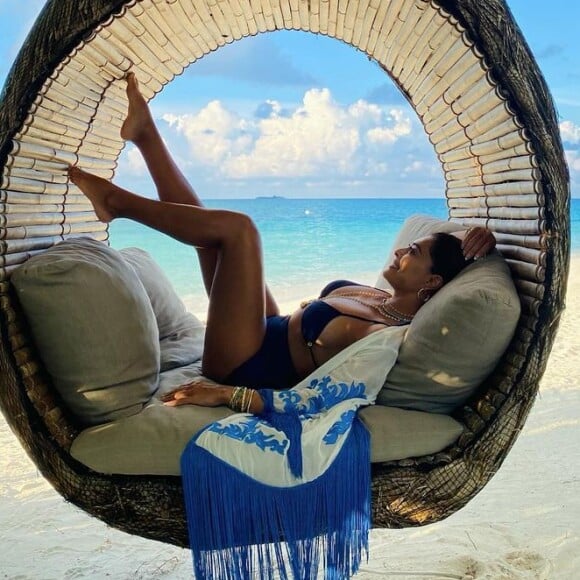 Juliana Paes publica fotos com biquínis variados em viagem