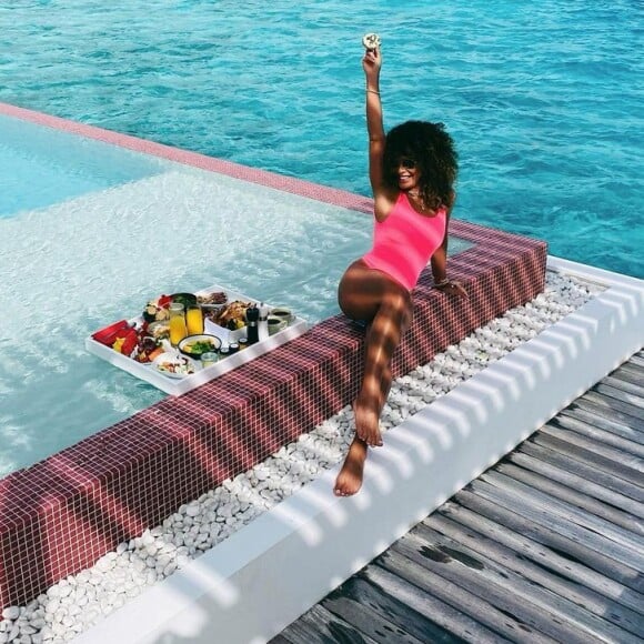 Look de Juliana Paes: atriz entra na moda do neon com maiô rosa