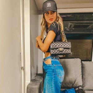 Jeans customizado valorizou cintura de Biah Rodrigues, mulher de Sorocaba