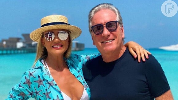 Ana Paula Siebert combina look moda praia com marido, Roberto Justus, em viagem