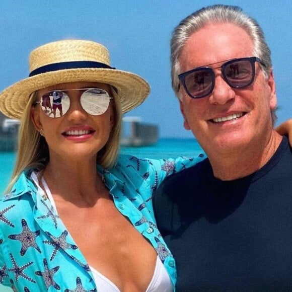 Ana Paula Siebert combina look moda praia com marido, Roberto Justus, em viagem