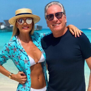 Ana Paula Siebert e Roberto Justus combinam estampa em look