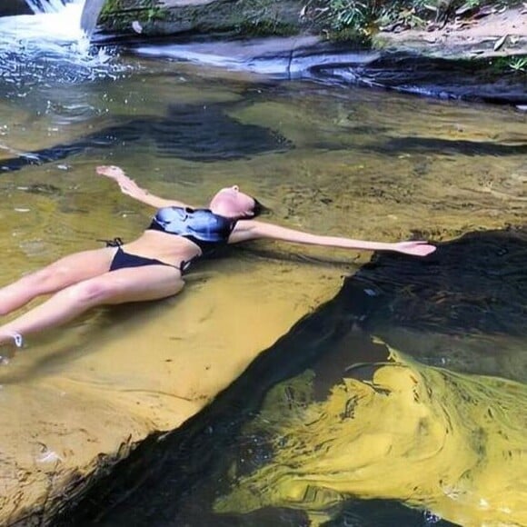 Maraisa posta várias fotos de biquíni em sua rede social