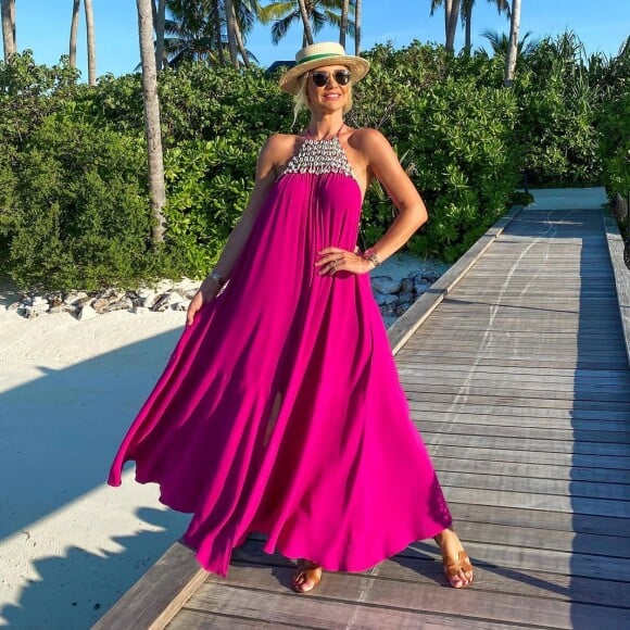 Ana Paula Siebert usou vestido amplo durante tarde de lazer em viagem às Maldivas