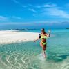 Ana Paula Siebert aposta em moda praia trendy para viagem nas Maldivas