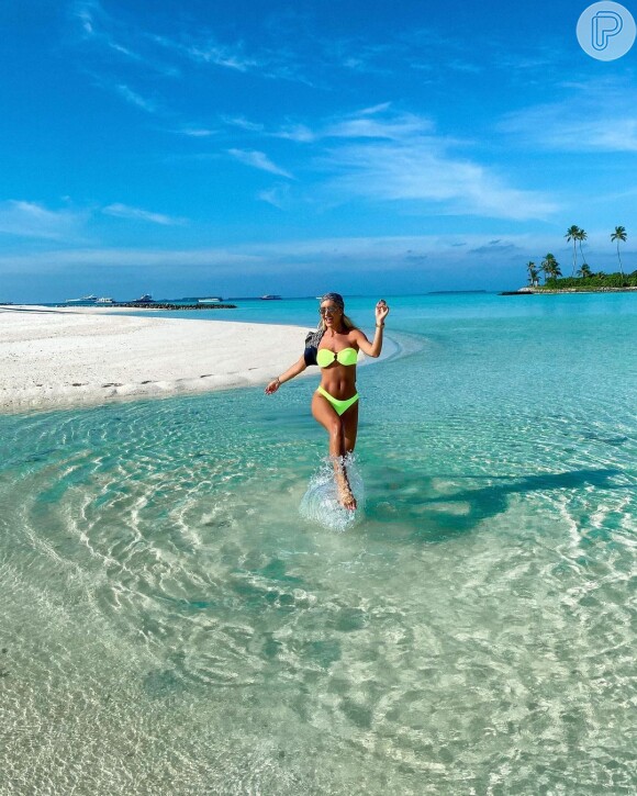 Ana Paula Siebert aposta em moda praia trendy para viagem nas Maldivas