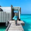 Ana Paula Siebert escolheu saída de praia em tom vibrante de azul durante viagem às Maldivas