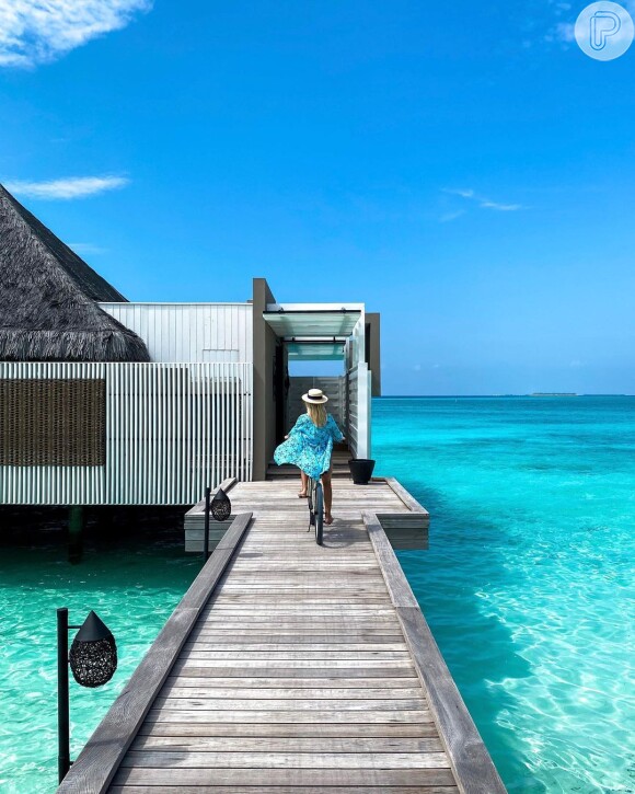 Ana Paula Siebert escolheu saída de praia em tom vibrante de azul durante viagem às Maldivas