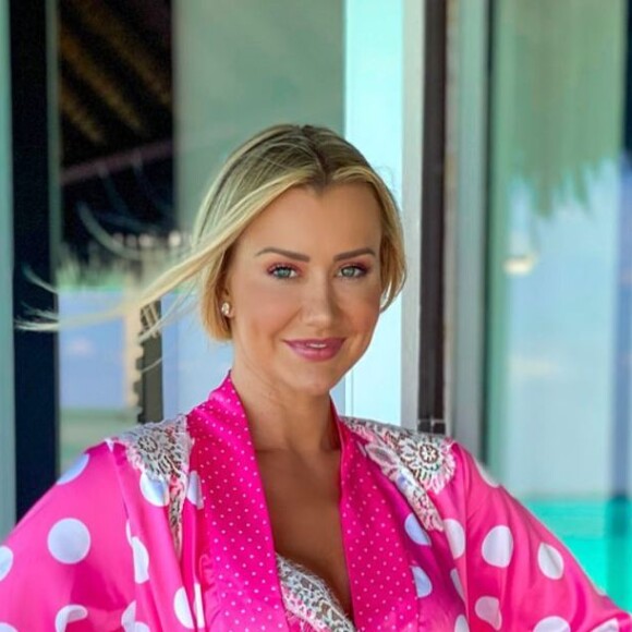 Ana Paula Siebert usou look com sleepwear de poá