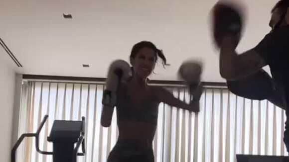 Bruna Marquezine faz treino de boxe explosivo e comemora com dancinha