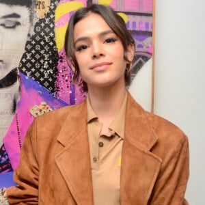 Bruna Marquezine adotou franjinha ao visual para série 'Maldivas', da Netflix