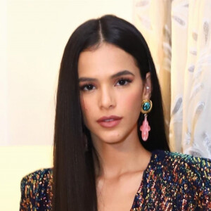 Bruna Marquezine adotou mega-hair em transformação no visual