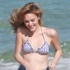 Isabelle Drummond exibe corpo com seios naturais em foto tirada na praia