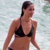 Camila Piganta exibe corpo com seios naturais em clique feito em praia do Rio de Janeiro