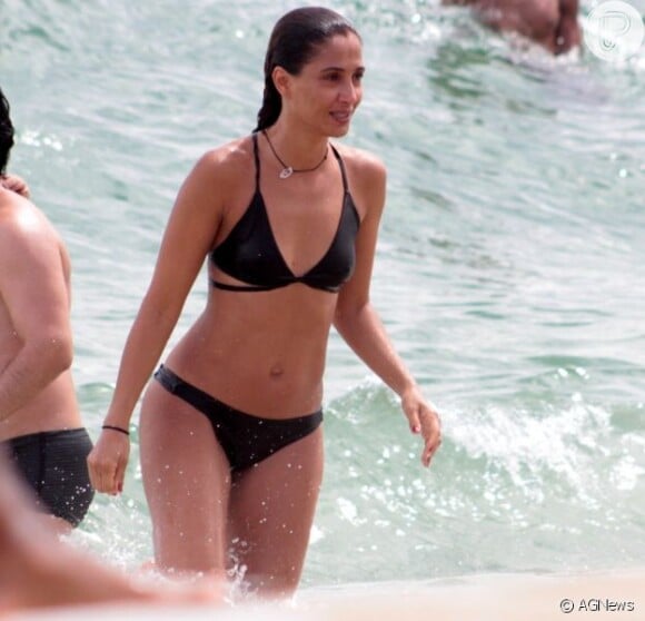 Camila Piganta exibe corpo com seios naturais em clique feito em praia do Rio de Janeiro