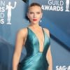 Segundo a revista 'OK'! Scarlett Johansson teria passado recentemente por uma cirurgia para diminuir os seios