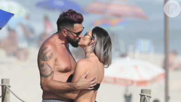 Latino e a noiva, Rafaella Ribeiro, trocaram beijos em dia na praia nesta sexta-feira, 4 de dezembro de 2020