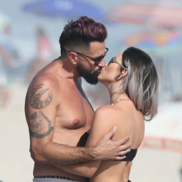 Latino e a noiva, Rafaella Ribeiro, trocaram beijos em dia na praia nesta sexta-feira, 4 de dezembro de 2020