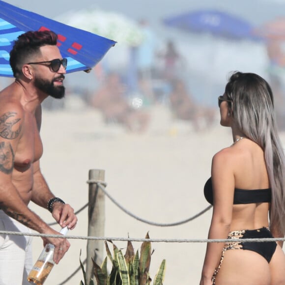 Latino e a noiva, Rafaella Ribeiro, curtiram a praia da Barra da Tijuca, Zona Oeste do Rio, em dia de forte calor