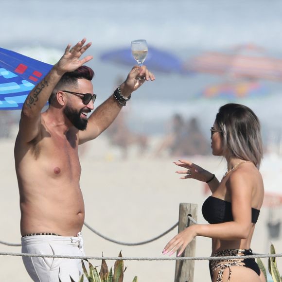 Latino brincou com a noiva, Rafaella Ribeiro, em dia na praia nesta sexta-feira, 4 de dezembro de 2020