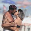 Latino e a noiva, Rafaella Ribeiro, se beijaram em dia de praia