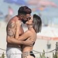 Noiva de Latino, Rafaella Ribeiro trocou beijos com o cantor em praia do Rio
