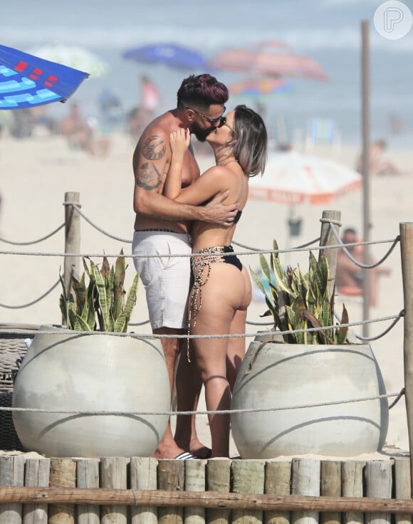 Noiva de Latino, Rafaella Ribeiro trocou beijos com o cantor em praia do Rio