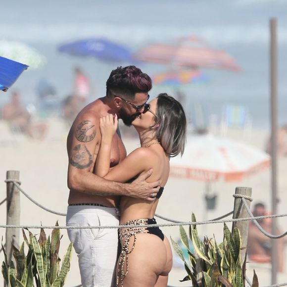 Noiva de Latino, Rafaella Ribeiro trocou beijos com o cantor em praia do Rio