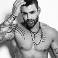 Gusttavo Lima exibe barriga definida em foto sem camisa e famosos reagem: 'No shape'