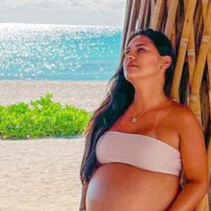 Irmã de Simaria, Simone exibe barriga da segunda gravidez em foto 