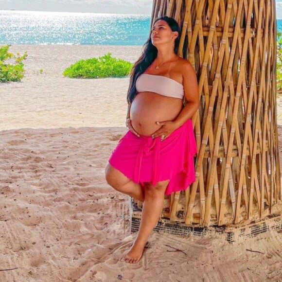 Irmã de Simaria, Simone exibe barriga da segunda gravidez em foto 