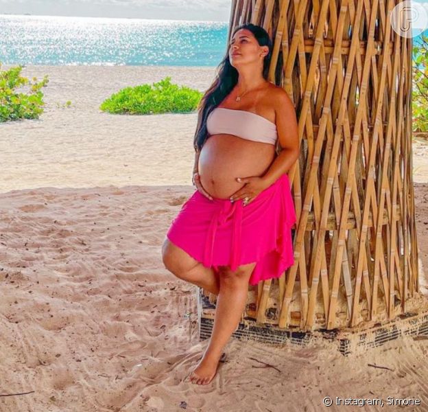 Irmã de Simaria, Simone exibe barriga da segunda gravidez em foto