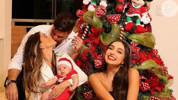 Filho de Flávia Viana e Marcelo Zangrandi, Gabriel, de 2 meses, encantou os seguidores a mãe ao surgir vestido de Papai Noel