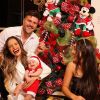 Flávia Viana reuniu o marido, Marcelo Zangrandi, o filho do casal, Gabriel, de 2 meses, e a filha dela, Sabrina, em foto de Natal