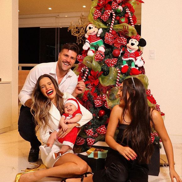 Flávia Viana reuniu o marido, Marcelo Zangrandi, o filho do casal, Gabriel, de 2 meses, e a filha dela, Sabrina, em foto de Natal