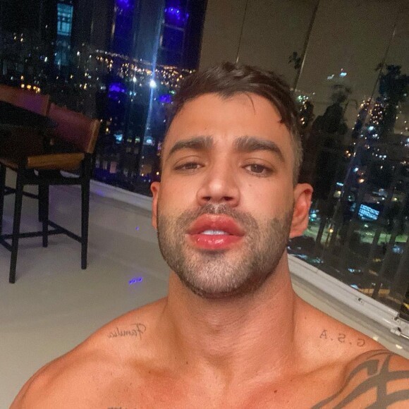 Gusttavo Lima posa sem camisa e agita a web