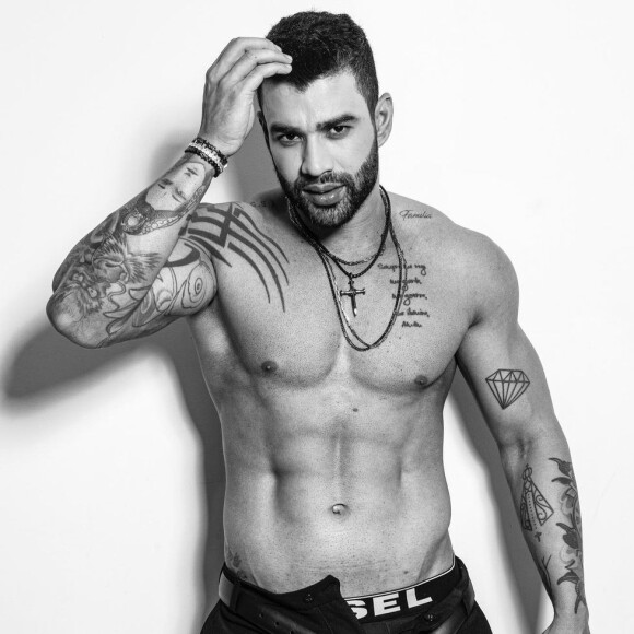 Gusttavo Lima posa sem camisa e recebe elogios de famosos