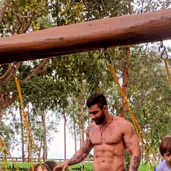 Gusttavo Lima curte visita dos filhos e brinca em balanço