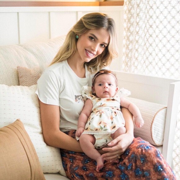 Carol Dias nota evolução da filha Esther, de 2 meses