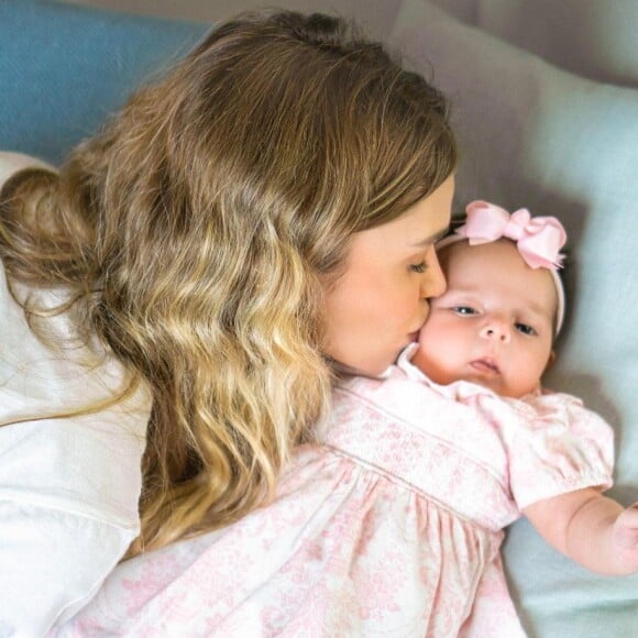 Carol Dias divide rotina maternal com seguidores no Instagram