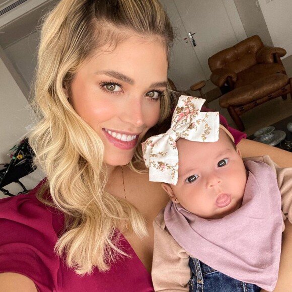 Filha de Carol Dias rouba a cena em foto com a mãe