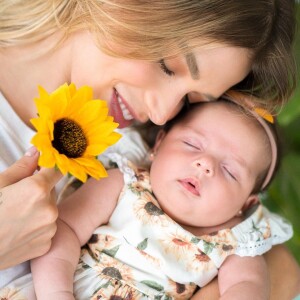 Carol Dias posta foto com filha e encanta web