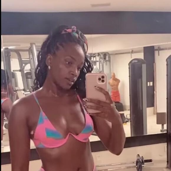 Iza aposta em biquíni neon para treinar