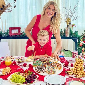 Karina Bacchi capricha na decoração de Natal e se diverte com filho, Enrico