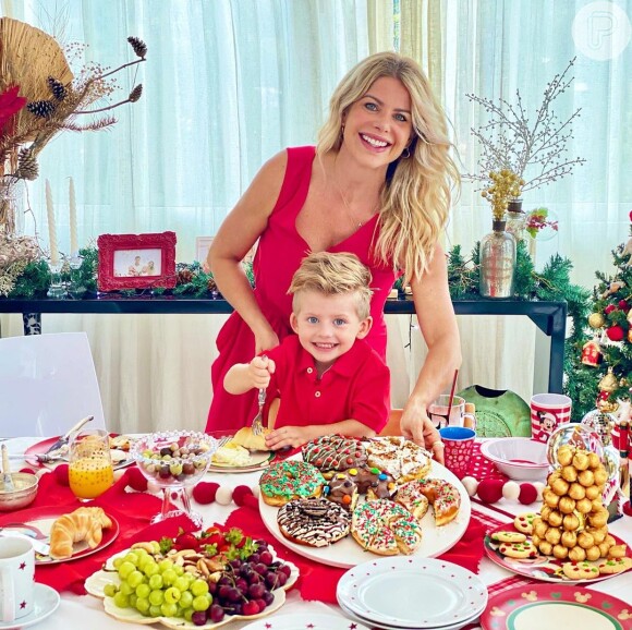 Karina Bacchi capricha na decoração de Natal e se diverte com filho, Enrico