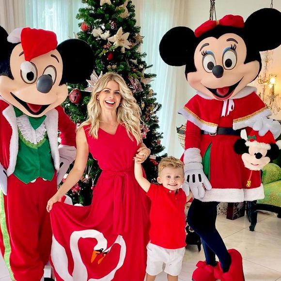 Karina Bacchi usa vestido sem manga, com amarração na cintura, pintado à mão