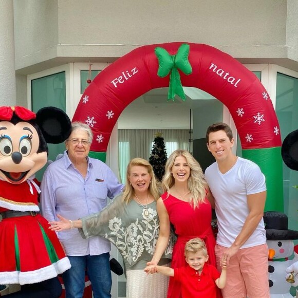 Já é Natal na casa de Karina Bacchi e artista posa com a família